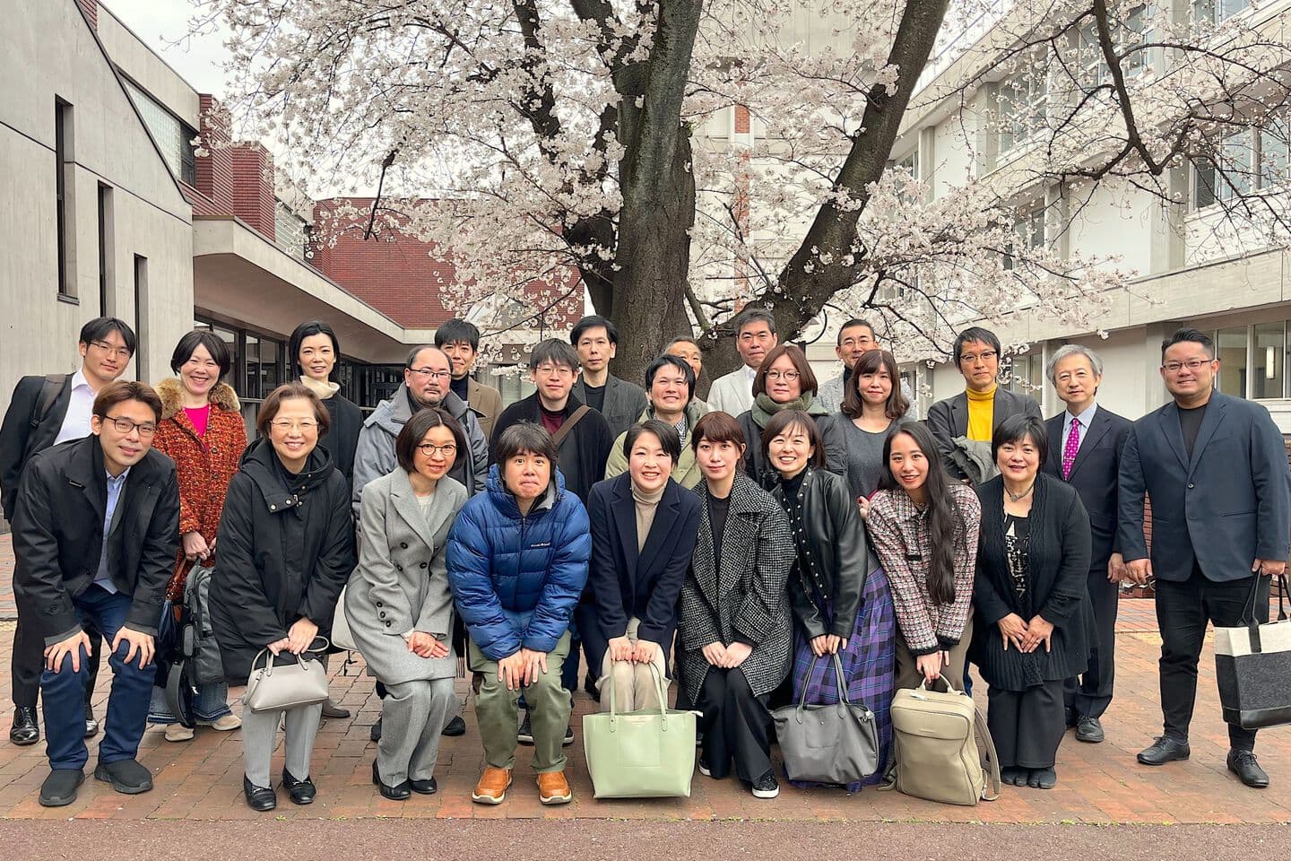 創作系教員一同と桜